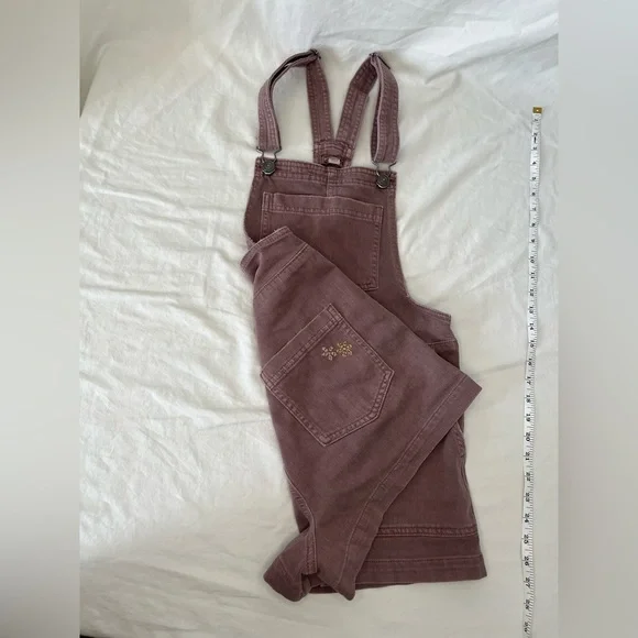 dusty mauve washed shortalls with embroidered flower on back pocket woman’s XS - Picture 6 of 9